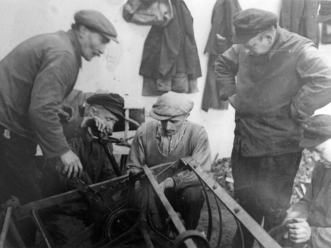 1935 - Reparatur an landwirtschaftlichem Gerät