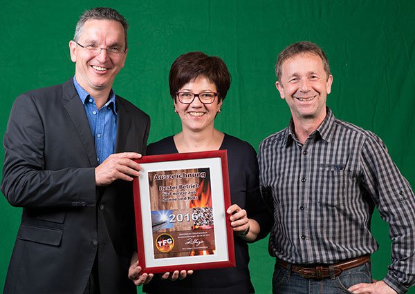 Auszeichnung TFG Bester Betrieb für Energie aus Sonne und Holz Auszeichnung TFG Bester Betrieb für Energie aus Sonne und Holz